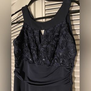 Sleeveless scoop neck navy blue evening dress with floral sequined bust Size 6